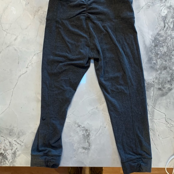 Lulu lemon Mid-rise, knee length leggings swiftly - Picture 3 of 8